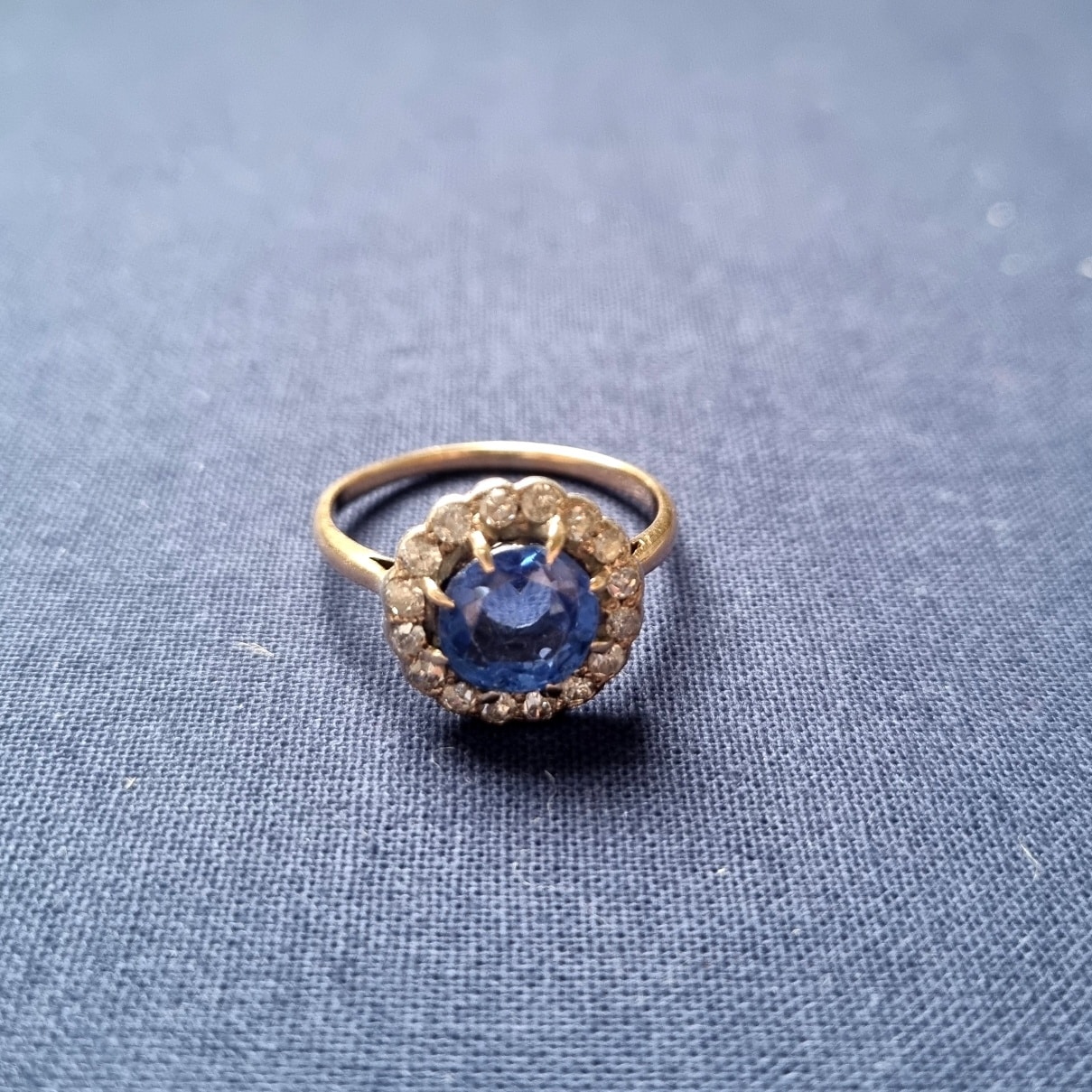 A Sapphire & Diamond Cluster Ring - Anja Potze